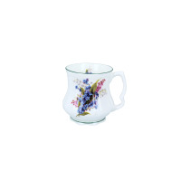 Biały porcelanowy kubek Babuni marki Carmani o pojemności 380 ml z serii Polne Kwiaty. Naczynie o pękatym kształcie zdobią kolorowe motywy polnych kwiatów.
