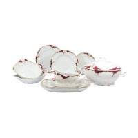Serwis obiadowy dla 6 osób 0040 Rococo marki Ćmielów. Biała porcelana z bordowymi zdobieniami i złotymi wykończeniami, obejmująca wazę, sosjerkę oraz talerze.