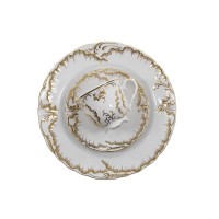 Zestaw kawowy dla 6 osób 7830 ROCOCO Anna od Ćmielów. Biała porcelana z bogatymi, złotymi zdobieniami w stylu rokoko, widok z góry na filiżankę ze spodkiem i