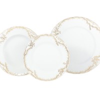 Zestaw talerzy Ćmielów 7830 ROCOCO Anna. Trzy białe porcelanowe talerze z eleganckim, złotym zdobieniem na falistym brzegu, ułożone na białym tle.