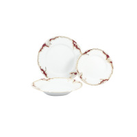 Zestaw talerzy Ćmielów 0040 ROCOCO w eleganckim stylu. Komplet 18 części z białej porcelany z bordowymi zdobieniami i złotym wykończeniem brzegów na białym tle.