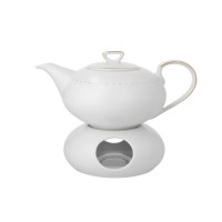 Biały czajnik z porcelany Chodzież z zestawu Yvonne, zdobiony delikatnym złotym wzorem, ustawiony na pasującym podgrzewaczu, widok z profilu na białym tle.