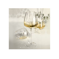 Eleganckie kieliszki do wina białego 610 ml z kolekcji CELEBRATION marki Krosno Glass S.A. Jeden kieliszek stoi pionowo, drugi leży obok na białym tle.