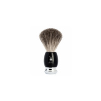 Pędzel do golenia Muhle Vivo z czarnej żywicy z chromowaną podstawą. Na uchwycie widoczne logo marki Muhle oraz napis Made in Germany Dachshaar - Badger Hair.