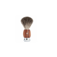 Pędzel do golenia Mühle Vivo z serii z drewna śliwowego. Uchwyt z naturalnego drewna z logo Mühle i metalową podstawą, zwieńczony gęstym włosiem borsuka.