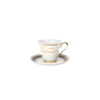 Porcelanowa filiżanka ze spodkiem z zestawu kawowego Ćmielów G906 Margaret Mediolan. Naczynia zdobione eleganckim złotym motywem łańcucha na białym tle.