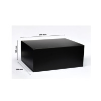 Czarne, matowe pudełko prezentowe na komplet do whisky 1+2 Crystal od Glasmark. Widok z perspektywy, wymiary 299x125x248 mm naniesione na boki opakowania.