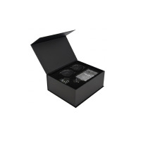 Elegancki komplet do whisky 1+2 CRYSTAL od Glasmark w czarnym, otwartym pudełku prezentowym z wyprofilowaną wkładką na karafkę i dwie szklanki o kryształowej