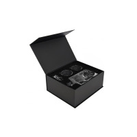 Elegancki komplet do whisky 1+2 NOVA marki Glasmark w czarnym, otwartym pudełku prezentowym. Zestaw zawiera szklaną karafkę i dwie szklanki o fakturowanym dnie.