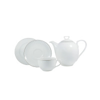 Biały garnitur do kawy Chodzież H109 Yvonne. Zestaw składa się z porcelanowego dzbanka, filiżanki oraz dwóch talerzyków z delikatnym, prążkowanym wzorem.