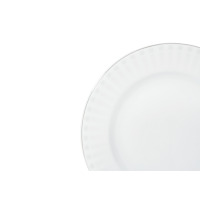 Zbliżenie na biały talerz deserowy z serwisu kawowego Chodzież YVONNE H109. Widoczny subtelny, geometryczny wzór na obrzeżu oraz gładka, porcelanowa