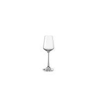 Kieliszek do likieru Sandra marki Bohemia o pojemności 65 ml. Eleganckie, przezroczyste szkło o smukłej czaszy i wysokiej nóżce, widok na wprost na białym tle.