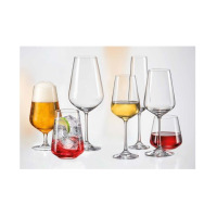 Zestaw eleganckiego szkła stołowego Bohemia, w tym kieliszki do likieru Sandra, wysokie kieliszki do wina, szampana oraz szklanki do drinków na jasnym tle.