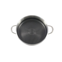 Patelnia do serwowania Elo Relief Evolution 28 cm z metalowymi uchwytami, widok z góry. Wnętrze z powłoką o strukturze plastra miodu i napisem SCRATCH GUARD.