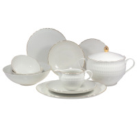 Kremowy serwis obiadowy Ćmielów Sofia dla 6 osób. Komplet 25 części z porcelany o delikatnej, tłoczonej fakturze i złotym wykończeniu brzegów w eleganckiej