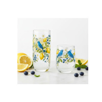 Szklanki wysokie 400 ml Glasmark z serii Cytrynowy sad. Dwie szklanki z motywem niebieskich ptaków, cytryn i jagód na tle plasterków owoców i świeżej mięty.