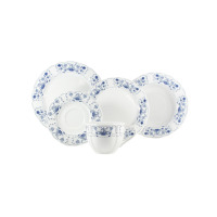 Zestaw obiadowy Maria 6101 Kaszubska marki Lubiana z białej porcelany zdobionej delikatnym, niebieskim motywem kwiatowym na krawędziach talerzy i filiżanki.