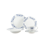 Zestaw obiadowy Maria 6101 Kaszubska marki Lubiana. Biała porcelana z niebieskim, kwiatowym wzorem, obejmująca talerze, głęboką miskę oraz filiżankę ze