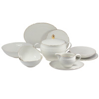 Zestaw talerzy Ćmielów Sofia 18 części w kolorze kremowym. Elegancka porcelana z delikatnym tłoczonym wzorem i złotym wykończeniem, obejmująca wazę i naczynia.