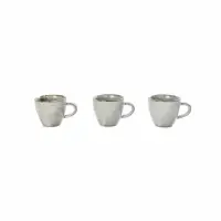 Trzy szare filiżanki do kawy 100 ml Wikle marki Verlo ustawione w rzędzie na białym tle. Naczynia mają surowy, ceramiczny styl i delikatnie cieniowaną barwę.