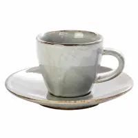 Filiżanka 170 ml SAMTO WIKLE marki Verlo na dopasowanym spodku. Ceramiczne naczynie w odcieniu szarości z rustykalnym, ciemniejszym wykończeniem brzegów.