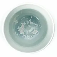 Widok z góry na perłową filiżankę Verlo Rustic Reborn 210 ml. Wnętrze naczynia zdobią nieregularne, jasne, krystaliczne wzory na tle w odcieniu szałwiowej
