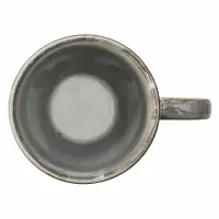Widok z góry na ceramiczny kubek Verlo SAMTO WIKLE o pojemności 380 ml. Naczynie w odcieniach szarości z charakterystycznym, rustykalnym wykończeniem brzegów.