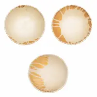 Trzy ceramiczne salaterki Verlo Samto o średnicy 21 cm. Jasne misy o nieregularnych krawędziach z unikalnymi, brązowymi zdobieniami w stylu rustykalnym.