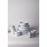 Zestaw perłowych salaterek i misek Rustic Reborn marki Verlo. Kompozycja z naczyń ceramicznych o surowym stylu.