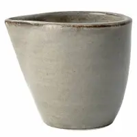 Mlecznik 90 ml SAMTO WIKLE marki Verlo o minimalistycznym, stożkowym kształcie. Ceramiczne naczynie w odcieniu szarości z subtelnym, ciemniejszym rantem.