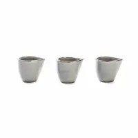 Trzy szare mleczniki 90 ml SAMTO WIKLE marki Verlo ustawione w rzędzie na białym tle. Ceramiczne naczynia o asymetrycznym kształcie i subtelnej teksturze.