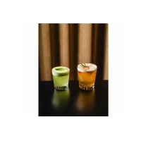 Dwie szklanki Onis Rock Steady o pojemności 385 ml z kolorowymi koktajlami. Po lewej zielony drink z listkiem, po prawej pomarańczowy z rozmarynem na czarnym