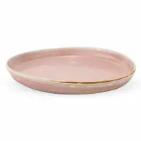 Różowy talerz płytki 23 cm Rustic Reborn marki Verlo o rustykalnym wykończeniu z delikatnymi przetarciami i brązowym rantem, ujęty pod kątem z boku.