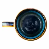Filiżanka 200 ml Deep Blue marki Verlo z widocznym od góry wnętrzem w głębokim odcieniu niebieskiego oraz charakterystycznym, brązowym wykończeniem krawędzi.