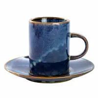 Filiżanka 200 ml Deep Blue marki Verlo na dopasowanym spodku. Ceramiczne naczynie o cylindrycznym kształcie z efektownym, cieniowanym szkliwem w odcieniach