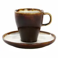 Filiżanka do espresso 90 ml Slow marki Verlo z pasującym spodkiem. Naczynie o brązowym, cieniowanym wykończeniu z jasnym wnętrzem, widok z przodu na białym tle.