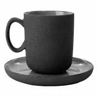 Filiżanka do espresso Time marki Verlo o pojemności 90 ml. Ciemnoszary, matowy naczynie o chropowatej teksturze na dopasowanym spodku, ujęte na białym tle.