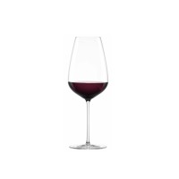 Kieliszek do wina Perfect Match marki Schott Zwiesel o pojemności 563 ml. Smukłe, przezroczyste szkło wypełnione do połowy czerwonym winem na tle białym.