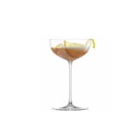 Kieliszek do koktajli Rooftop marki Schott Zwiesel o pojemności 246 ml. Eleganckie, przezroczyste szkło wypełnione drinkiem z lodem, plasterkiem cytryny i