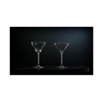Dwa szklane kieliszki Onis Endura na ciemnym tle. Po lewej kieliszek typu coupe, po prawej klasyczny kieliszek do martini o pojemności 240 ml.