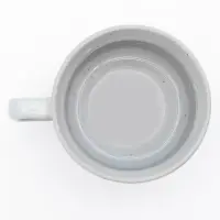 Widok z góry na szary kubek Folky o pojemności 420 ml marki Verlo. Ceramiczne naczynie z widocznymi drobnymi nakropieniami i uchwytem po lewej stronie.