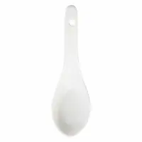 Biała łyżka porcelanowa Verlo o długości 12,5 cm. Klasyczna łyżka obiadowa z otworem w rączce, ukazana w widoku z góry na czystym, jednolitym tle.
