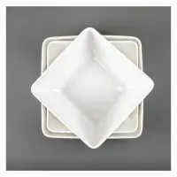 Kremowa misa bufetowa Verlo 21x21 cm z serii Buffet. Widok z góry na zestaw trzech kwadratowych salaterek ułożonych jedna na drugiej w formie rotacji.