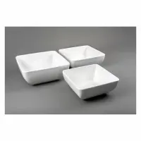 Trzy kwadratowe misy bufetowe Verlo Buffet o kremowym odcieniu, ustawione na szarym tle. Naczynia mają minimalistyczny design i gładką, ceramiczną powierzchnię.