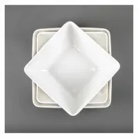 Kremowa misa bufetowa Verlo Buffet 25x25 cm o pojemności 4,16 l. Widok z góry na zestaw trzech kwadratowych salaterek ułożonych jedna w drugiej pod kątem.