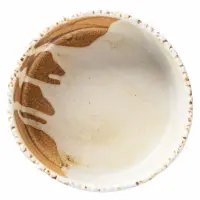 Miska Samto marki Verlo o średnicy 13,3 cm. Widok z góry na jasną, ceramiczną salaterkę z ozdobnym, brązowym wzorem na krawędzi i nieregularnym rantem.