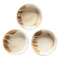 Trzy ceramiczne salaterki Verlo Samto o średnicy 13,3 cm, ustawione w trójkąt. Jasne naczynia z charakterystycznymi brązowymi zaciekami w stylu rustykalnym.