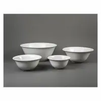 Zestaw czterech białych salaterek Verlo o różnych rozmiarach, ustawionych na szarym tle. Gładkie, minimalistyczne miski ceramiczne o klasycznym, zaokrąglonym