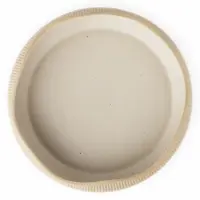 Miska Zen marki Verlo o średnicy 20 cm i pojemności 800 ml. Jasna, ceramiczna salaterka z charakterystycznym żłobkowanym brzegiem, widok z góry na wnętrze.