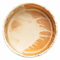 Widok z góry na ceramiczną miskę 350 ml Samto marki Verlo. Naczynie o kremowym wnętrzu z charakterystycznymi, brązowymi zaciekami i dekoracyjnym rantem.
